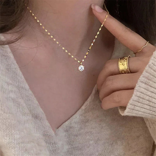 1. gioielli - Collana con ciondolo con zircone