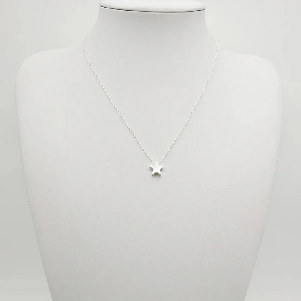 1. gioielli - collana con ciondolo a stella, cuore o luna