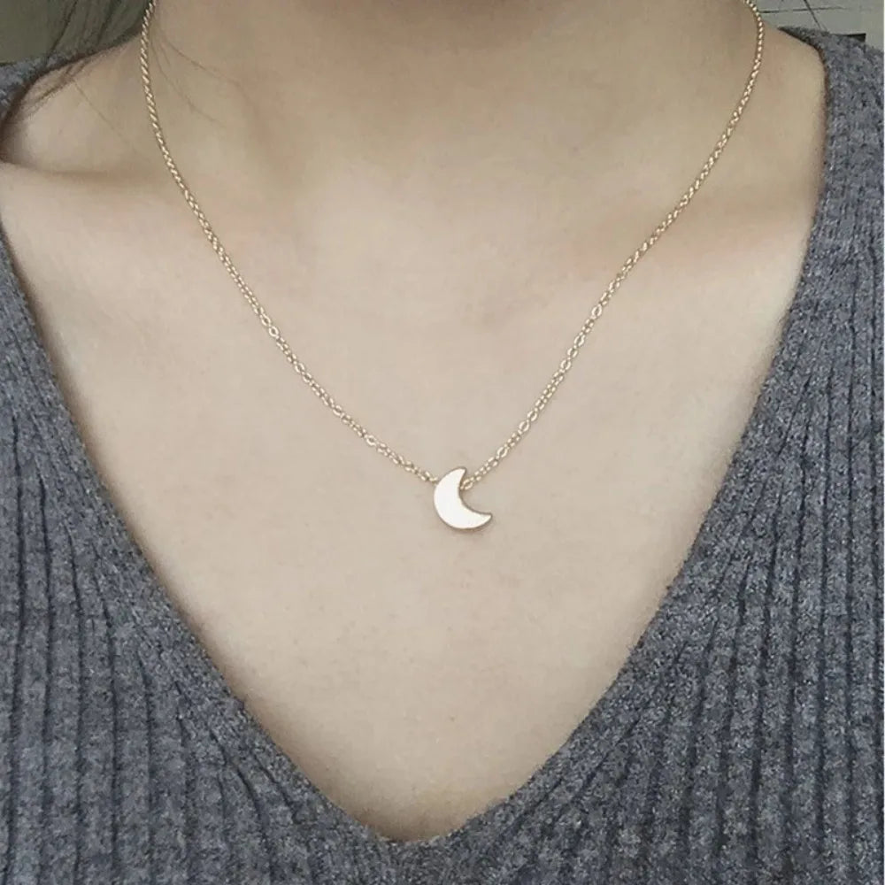 1. gioielli - collana con ciondolo a stella, cuore o luna