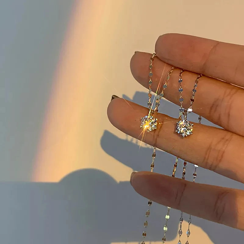 1. gioielli - Collana con ciondolo con zircone