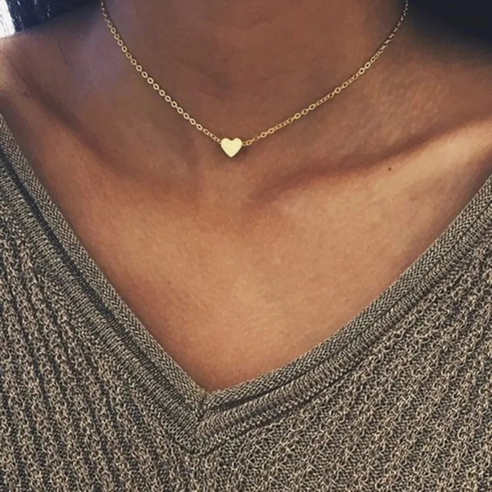 1. gioielli - collana con ciondolo a stella, cuore o luna